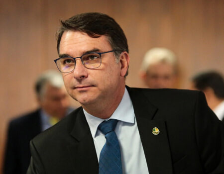 flavio bolsonaro pede afastamento de moraes em analise sobre possivel inclusao em inquerito