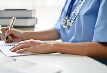 governo cria exigencia de aprovacao no enamed para novos medicos obterem registro profissional