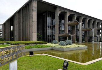 governo determina retorno de policiais federais cedidos ao judiciario e decisao provoca debate sobre impacto em investigacoes
