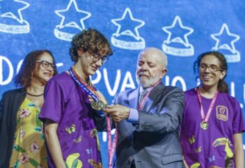 lula incentiva participacao dos jovens na politica e afirma o politico honesto que voces querem esta dentro de voces