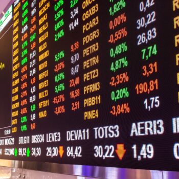 mercados globais acompanham expectativa sobre juros e crescimento economico