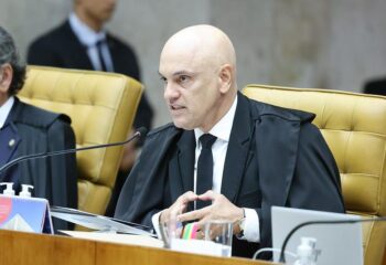 moraes da 15 dias para pgr analisar indiciamento de flavio bolsonaro por suposta calunia contra lula