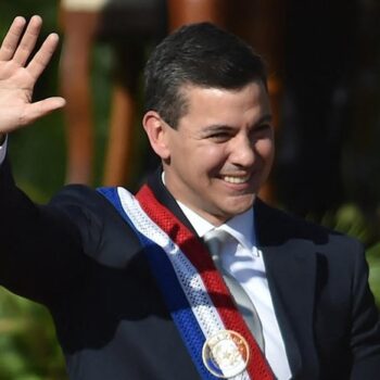 paraguai eleva salario minimo e piso salarial passa a superar o do brasil em quase 70