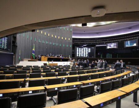 camara aprova urgencia para projeto que altera punicoes por crimes ambientais e proposta gera criticas de ambientalistas