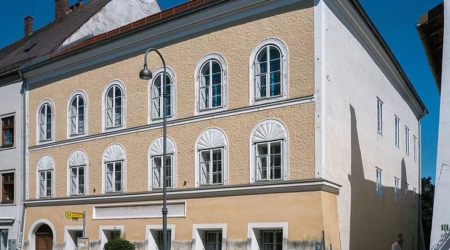 casa onde adolf hitler nasceu e transformada em delegacia de policia na austria