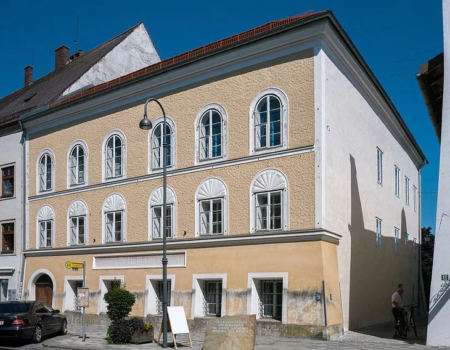 casa onde adolf hitler nasceu e transformada em delegacia de policia na austria