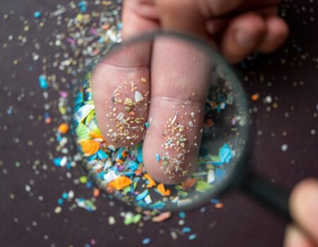 estudo aponta que microplasticos estao presentes no ar que respiramos diariamente