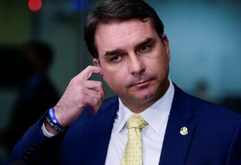 flavio bolsonaro afirma que lula nao esta em condicoes de governar apos impasse sobre tarifas dos eua