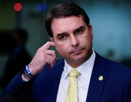 flavio bolsonaro recusa seguranca da pf e mantem escolta da policia do senado