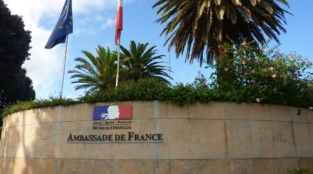 franca encerra presenca diplomatica em burkina faso e amplia tensao entre europa e africa