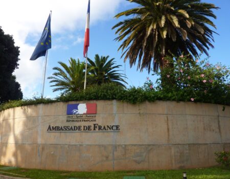 franca encerra presenca diplomatica em burkina faso e amplia tensao entre europa e africa