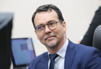 ludio cabral critica governo de mt por atrasos no brt e anuncia acao na justica