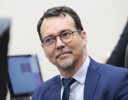 ludio cabral critica governo de mt por atrasos no brt e anuncia acao na justica