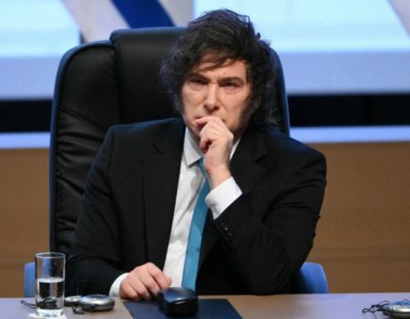 milei amplia regras para barrar ou expulsar estrangeiros por discursos de odio na argentina