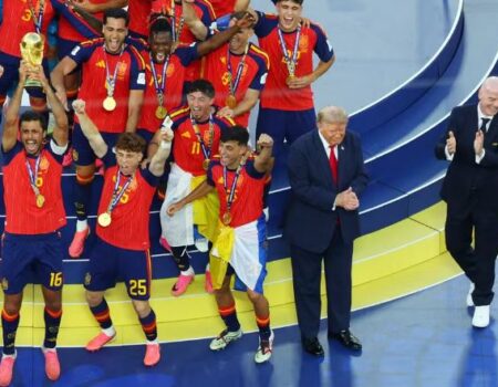 trump insiste em dividir o podio com a espanha e protagoniza cena constrangedora na final da copa