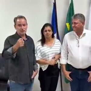 valmir moretto e vereador luquinha atualizam andamento de projeto asfaltico para distrito de jauru