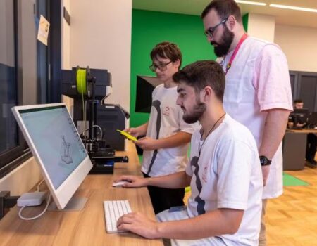 e preciso preparar estudantes capazes de questionar criar colaborar e tomar decisoes isso passa por trabalhar competencias como pensamento critico etica seguranca responsabilidade no u