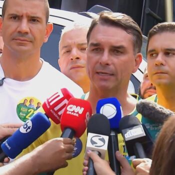 flavio bolsonaro anuncia possivel ministro da saude e promete tecnologia no sus