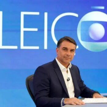 flavio bolsonaro aparece com palavras escritas na mao durante entrevista e episodio repercute nas redes