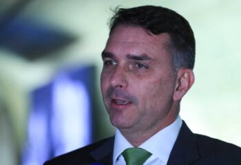 flavio bolsonaro critica judiciario e afirma que ha tentativa de barrar sua candidatura