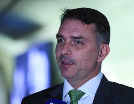 flavio bolsonaro critica judiciario e afirma que ha tentativa de barrar sua candidatura