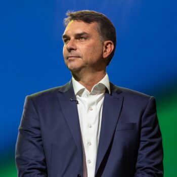 flavio bolsonaro defende cnh a partir dos 16 anos