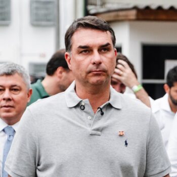 flavio bolsonaro diz que centrao nao o apoia por supostas ameacas de autoridades