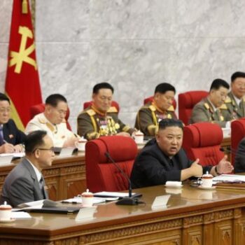 coreia do norte amplia poderes de kim jong un e reforca controle sobre estado e exercito