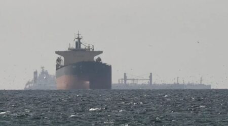 dois petroleiros com petroleo saudita sao atacados no estreito de ormuz