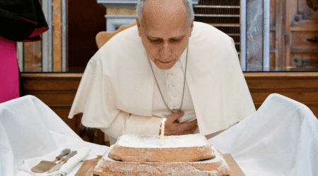 papa leao xiv celebra 71 anos com bolo e inauguracao de exposicao no vaticano
