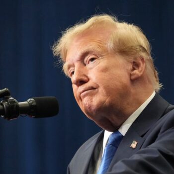 trump enfrenta queda na aprovacao antes das eleicoes de meio de mandato