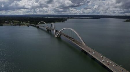 chuva e neblina provocam fechamento da faixa reversa da ponte jk e afetam transito no distrito federal