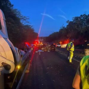 colisao entre caminhonete e bitrem deixa dois mortos crianca ferida e interdita br 158 em ms