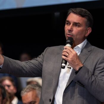 flavio bolsonaro muda de posicao e anuncia voto favoravel ao fim da escala 61