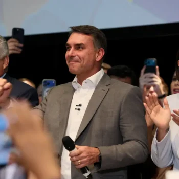 flavio bolsonaro promete reajustar aposentadorias acima da inflacao
