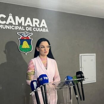 samantha iris questiona decisao de moraes sobre passaporte de flavio bolsonaro apos viagem aos eua