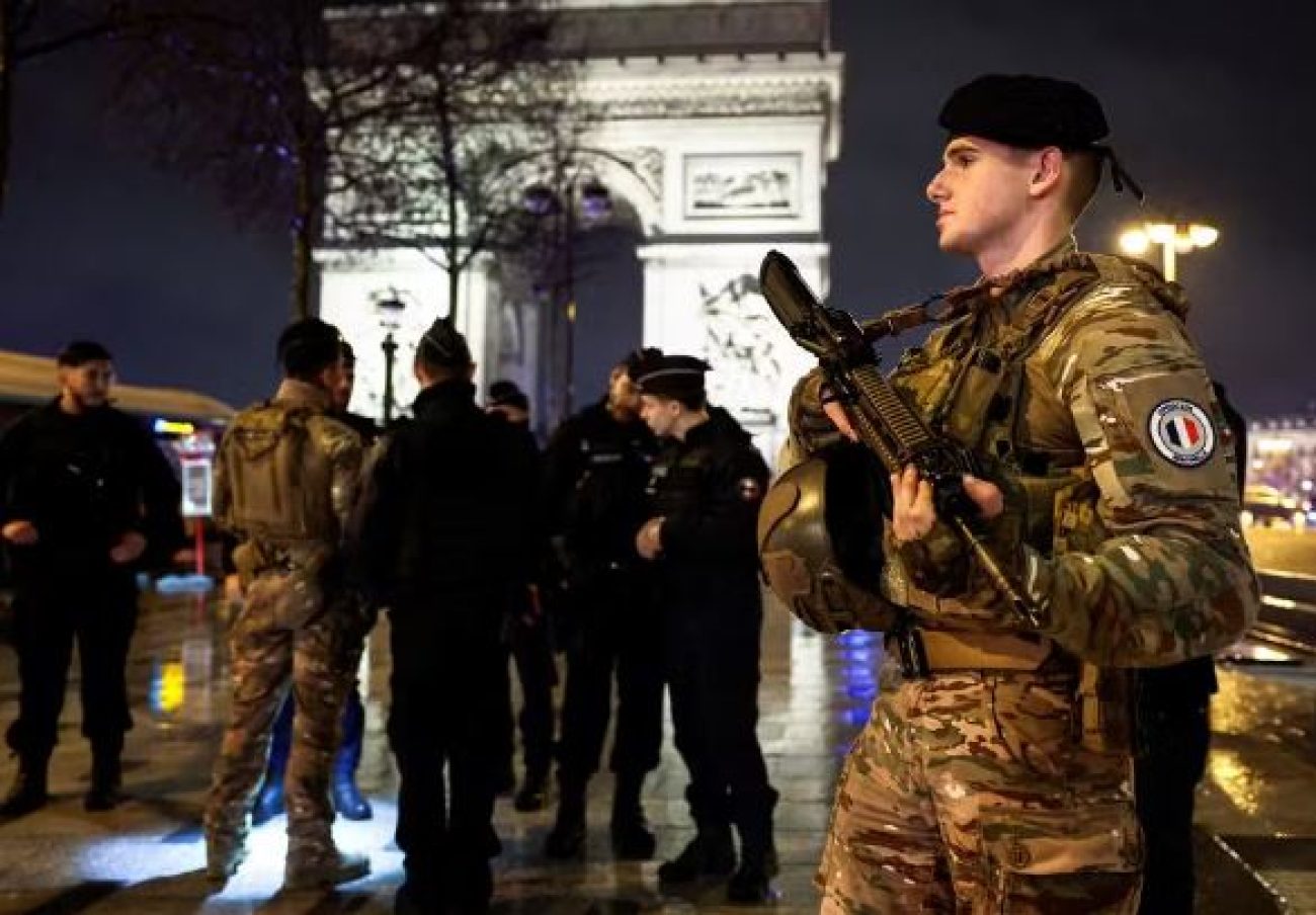 arco-do-triunfo-em-paris-e-alvo-de-atentado-afirma-macron