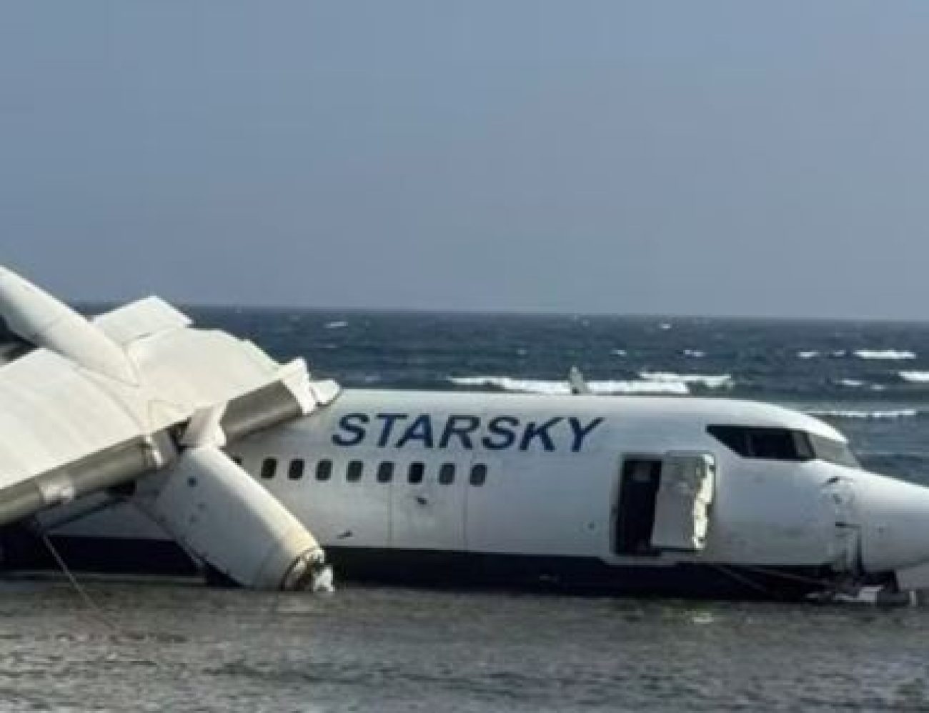 aviao-com-55-pessoas-faz-pouso-de-emergencia-e-para-no-mar-na-somalia