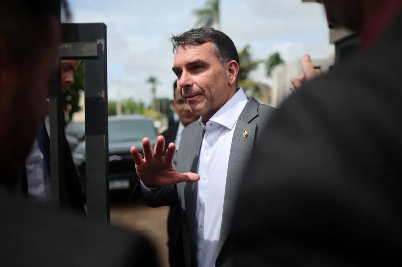flavio-bolsonaro-acusa-pf-de-submeter-jair-bolsonaro-a-tecnica-de-tortura-por-ruido-em-cela