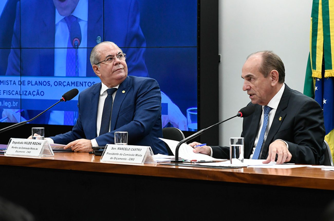 Comissão Mista de Planos, Orçamentos Públicos e Fiscalização (CMO) realiza audiência pública interativa para tratar sobre as fontes orçamentárias para crédito suplementar de R$ 248,9 bi para cumprimento da Regra de Ouro. Foram convidados, entre outros, os ministros da Cidadania e da Agricultura, e o presidente do Banco Central.Mesa:
membro da CMO, deputado Hildo Rocha (MDB-MA);
presidente da CMO, senador Marcelo Castro (MDB-PI) - em pronunciamento.Foto: Roque de Sá/Agência Senado
