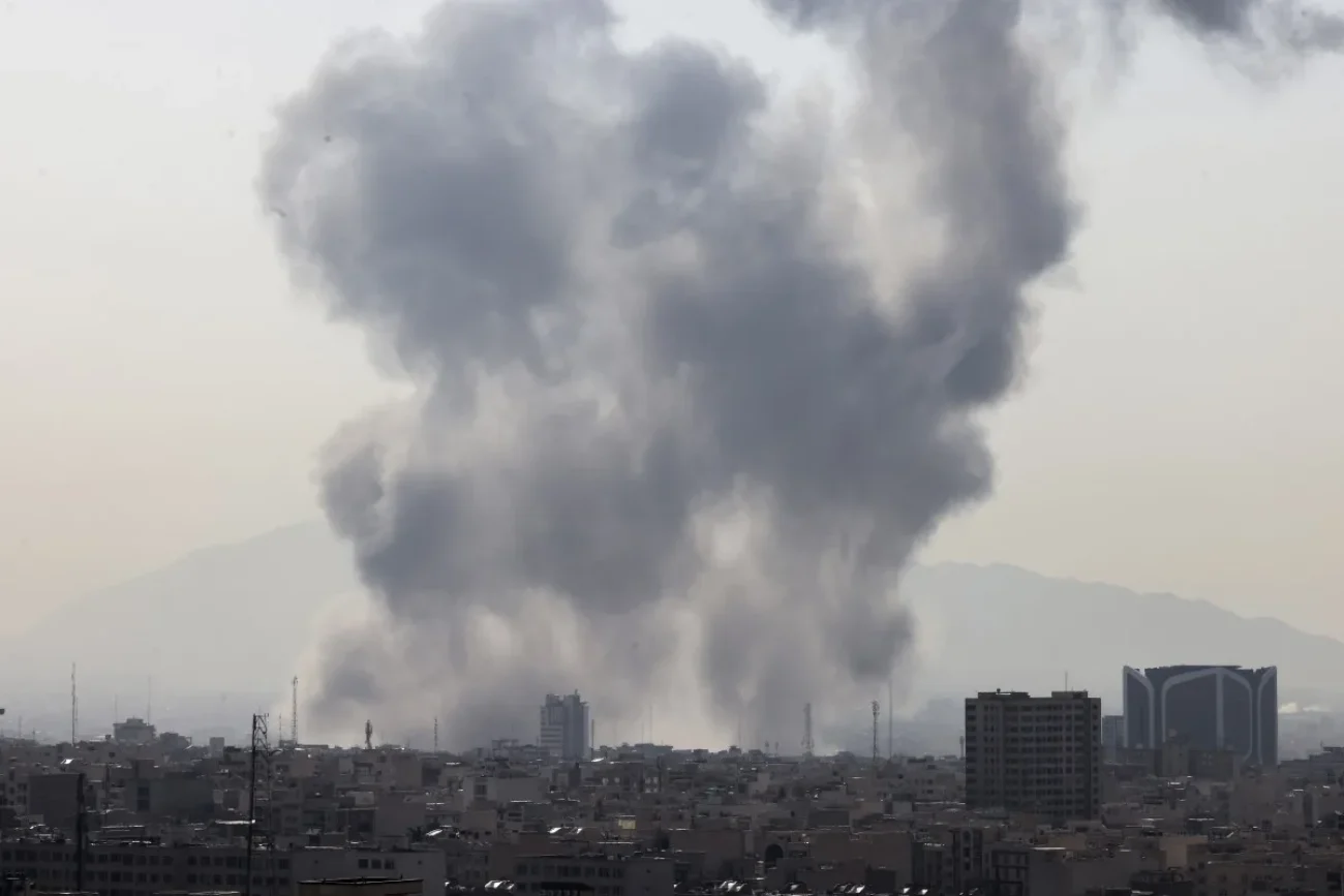 ira-alerta-populacao-de-teera-para-risco-de-chuva-acida-apos-bombardeios-israelenses